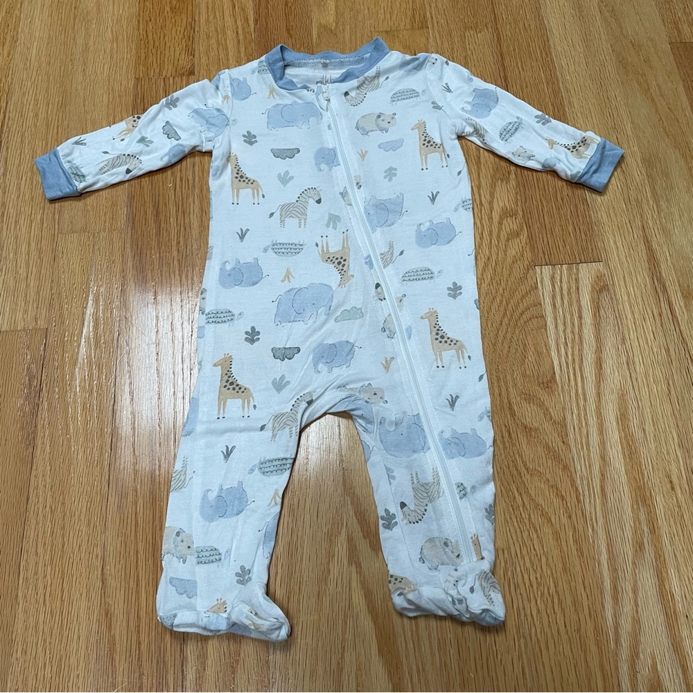 Milkberry bamboo footed blue &white safari animal print zipper sleeper size 0-3m
